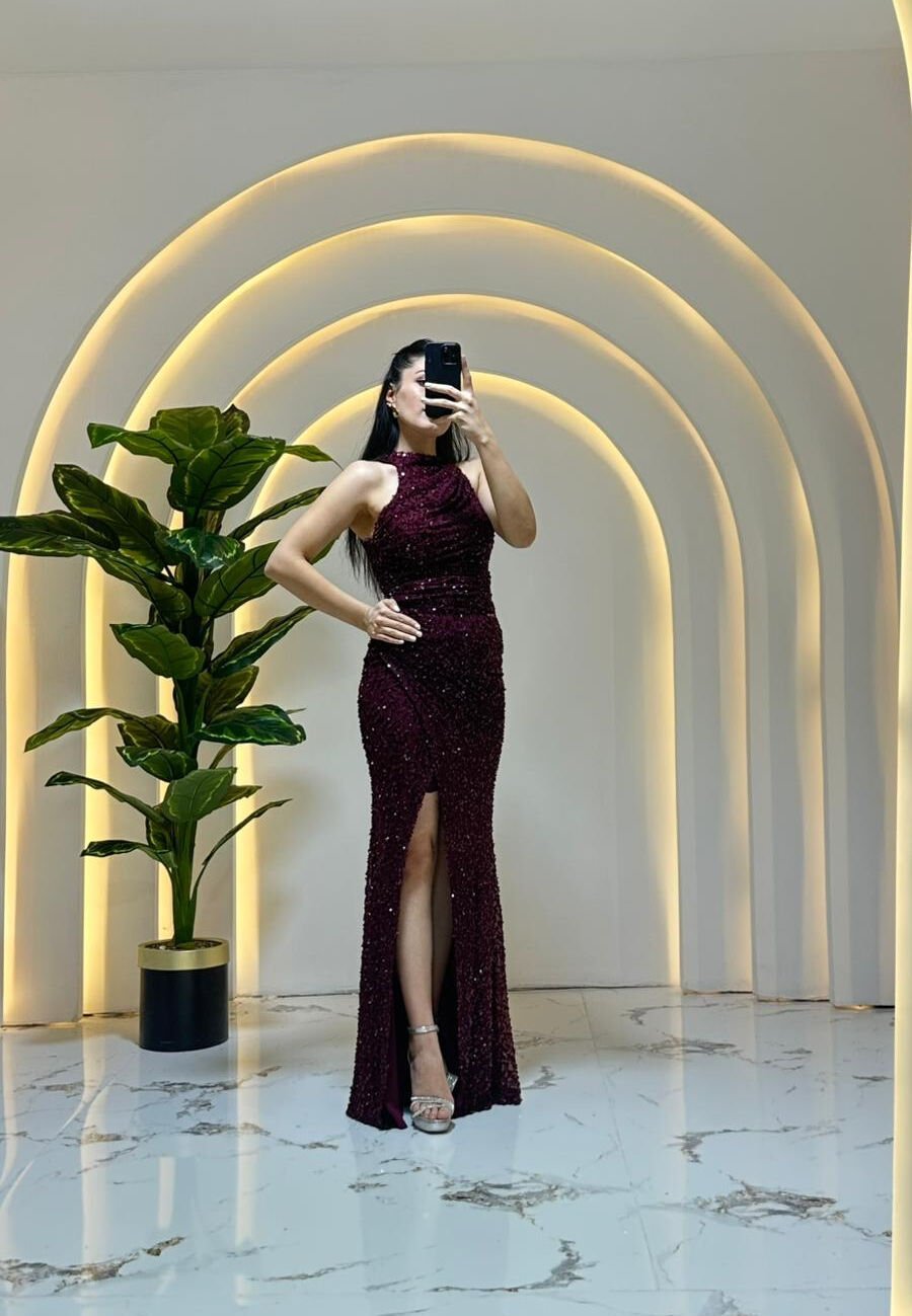 Pullu halter/yüksek yaka drapeli kesimiyle dikkat çeken, parıltılı, uzun (Bordo Abiye ) 42