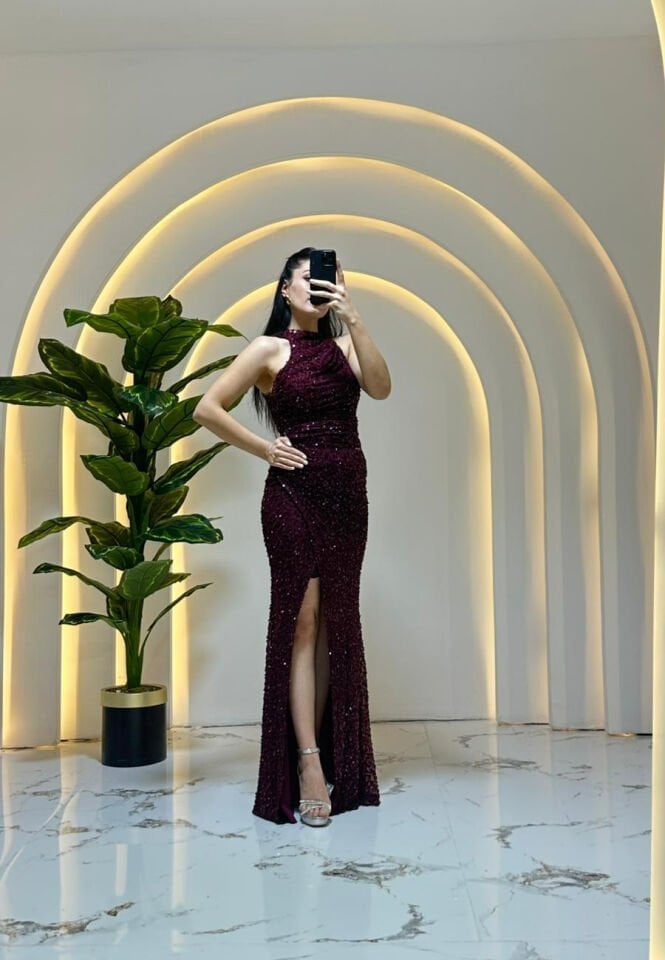 Pullu halter/yüksek yaka drapeli kesimiyle dikkat çeken, parıltılı, uzun (Bordo Abiye ) 42