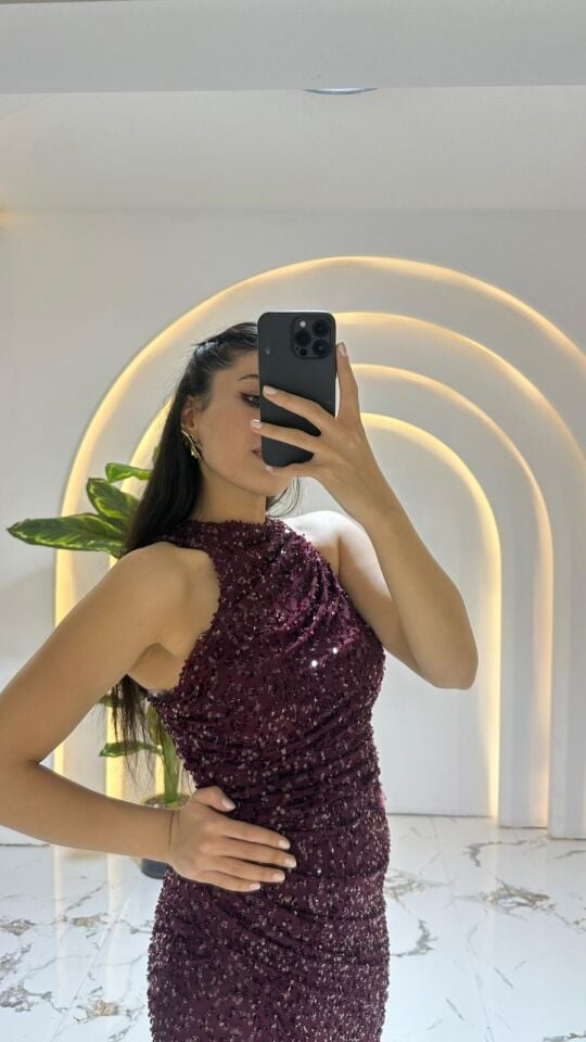 Pullu halter/yüksek yaka drapeli kesimiyle dikkat çeken, parıltılı, uzun (Bordo Abiye ) 42