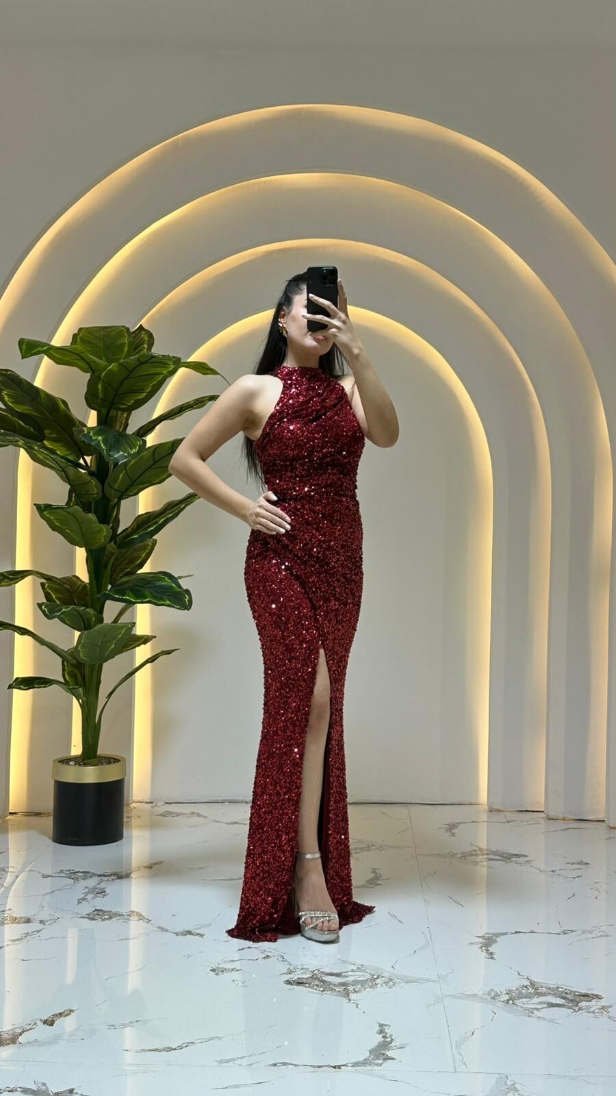 Pullu halter/yüksek yaka drapeli kesimiyle dikkat çeken, parıltılı, uzun Kırmızı Abiye 42