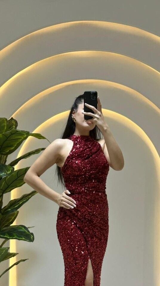 Pullu halter/yüksek yaka drapeli kesimiyle dikkat çeken, parıltılı, uzun Kırmızı Abiye 42