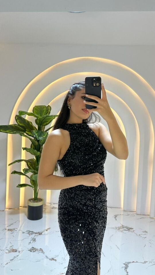 Pullu halter/yüksek yaka drapeli kesimiyle dikkat çeken, parıltılı, uzun (Siyah  Abiye ) 42