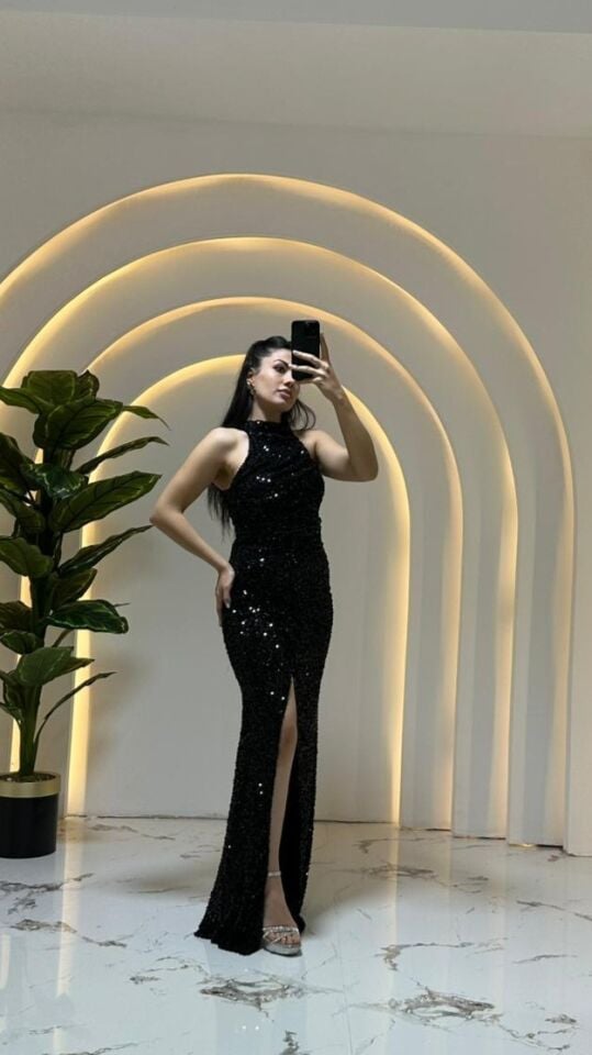 Pullu halter/yüksek yaka drapeli kesimiyle dikkat çeken, parıltılı, uzun (Siyah  Abiye ) 42