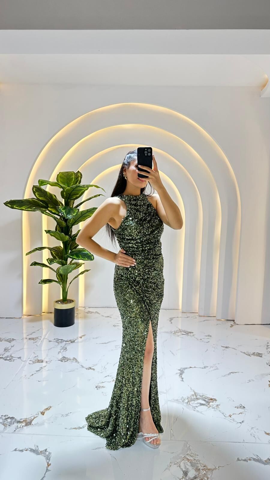 Pullu halter/yüksek yaka drapeli kesimiyle dikkat çeken, parıltılı, uzun ( Yeşil Abiye ) 42