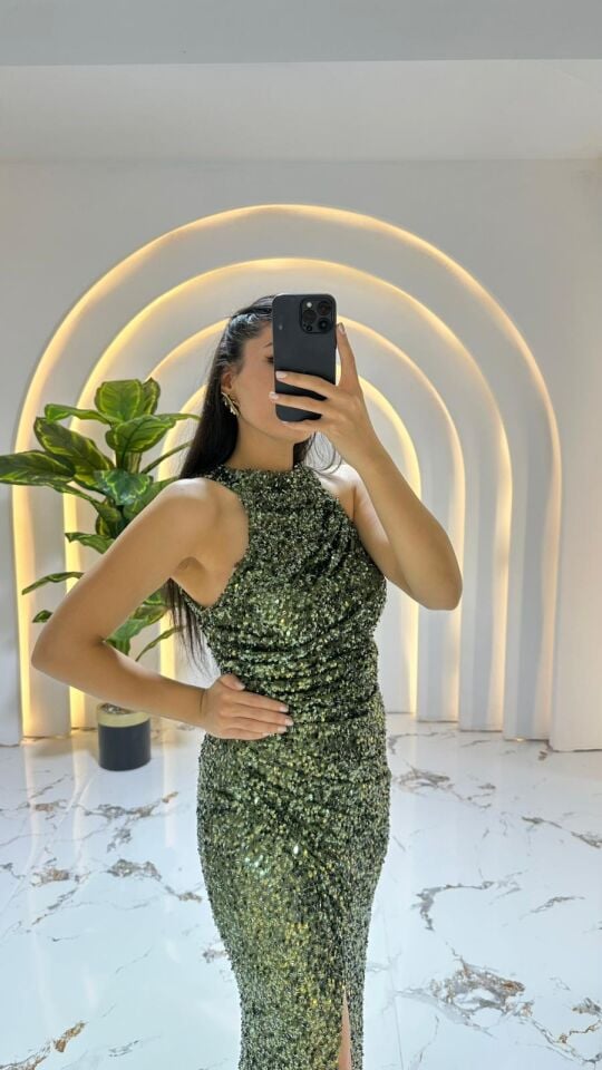 Pullu halter/yüksek yaka drapeli kesimiyle dikkat çeken, parıltılı, uzun ( Yeşil Abiye ) 42