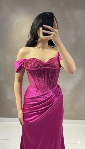 Saten Kolları düşük özel tasarım yırtmaçlı göğüs taş işlemeli  Fuşya  ABİYE 36 - FUŞYA