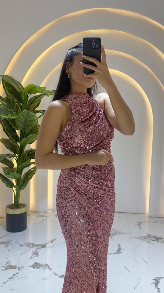 Pullu halter/yüksek yaka drapeli kesimiyle dikkat çeken, parıltılı, uzun (Pembe  Abiye ) 42