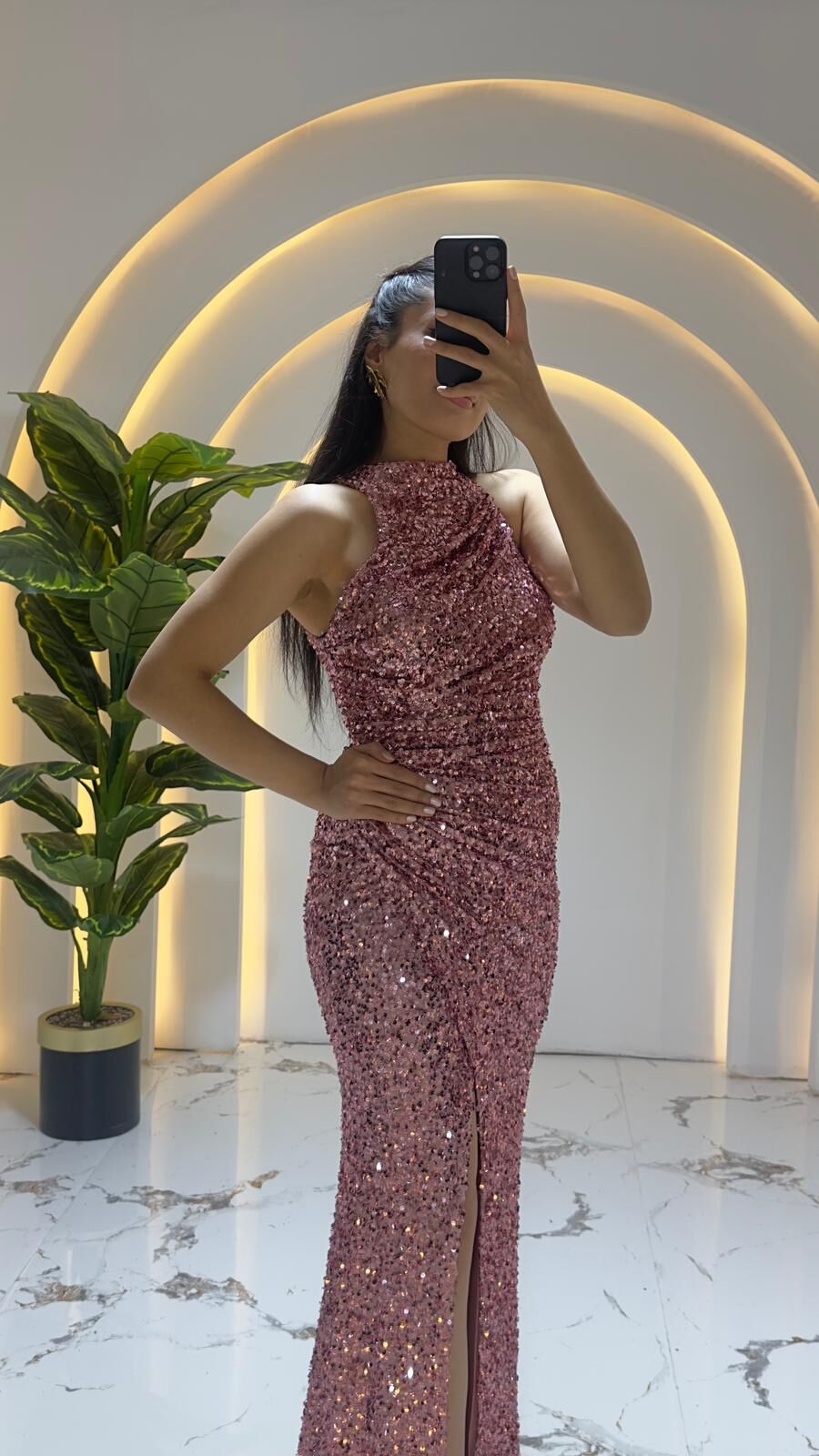 Pullu halter/yüksek yaka drapeli kesimiyle dikkat çeken, parıltılı, uzun (Pembe  Abiye ) 42