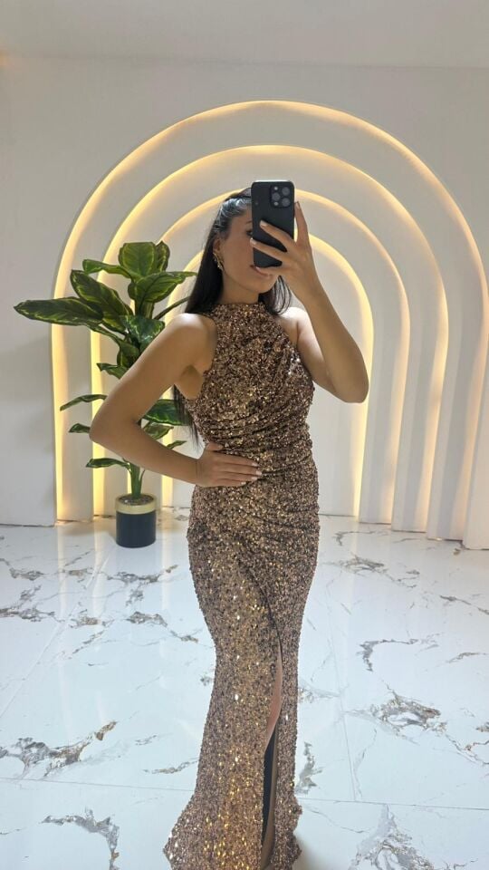 Pullu halter/yüksek yaka drapeli kesimiyle dikkat çeken, parıltılı, uzun ( Gold  Abiye ) 42