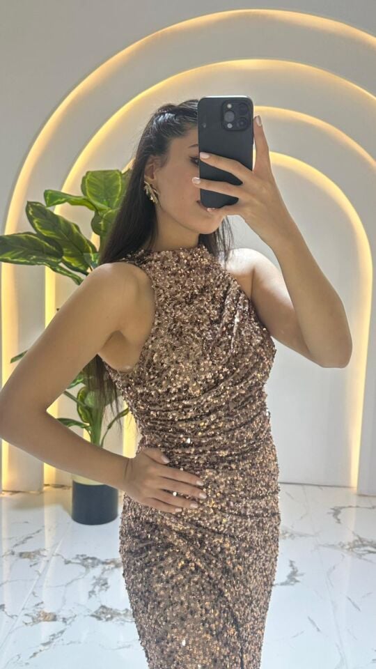 Pullu halter/yüksek yaka drapeli kesimiyle dikkat çeken, parıltılı, uzun ( Gold  Abiye ) 42