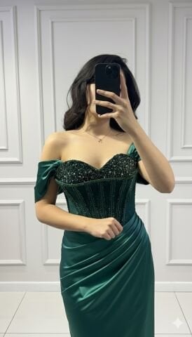 Saten Kolları düşük özel tasarım yırtmaçlı göğüs taş işlemeli    YEŞİL  ABİYE 36 - YEŞİL