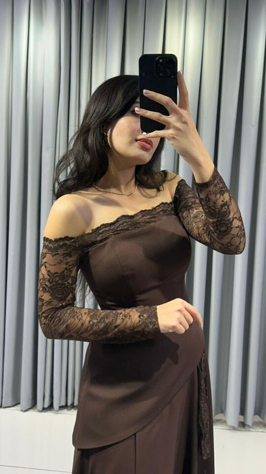 Omuzları açıkta bırakan (kayık yaka) ve uzun kolları dantel Katmanlı ve asimetrik kesimli uzun, dökümlü bir etek formuna  Kahverengi Abiye elbise 42