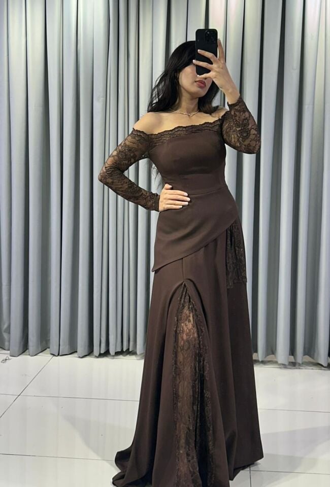 Omuzları açıkta bırakan (kayık yaka) ve uzun kolları dantel Katmanlı ve asimetrik kesimli uzun, dökümlü bir etek formuna  Kahverengi Abiye elbise 42