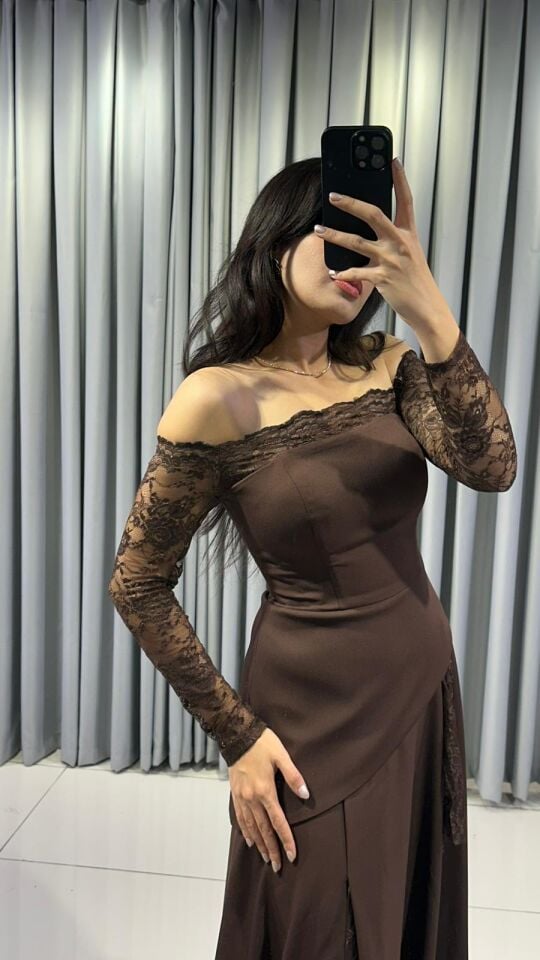 Omuzları açıkta bırakan (kayık yaka) ve uzun kolları dantel Katmanlı ve asimetrik kesimli uzun, dökümlü bir etek formuna  Kahverengi Abiye elbise 38