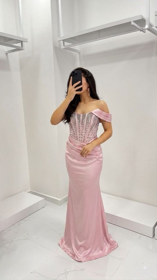 PEMBE DÜŞÜK KOL STRAPLEZ KORSE GÖRÜNÜMLÜ TAŞLI ABİYE