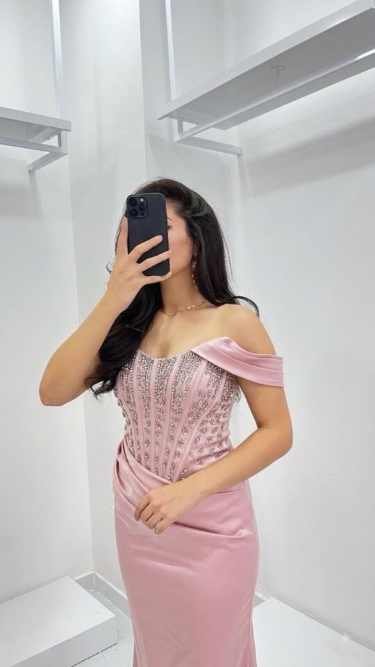 PEMBE DÜŞÜK KOL STRAPLEZ KORSE GÖRÜNÜMLÜ TAŞLI ABİYE