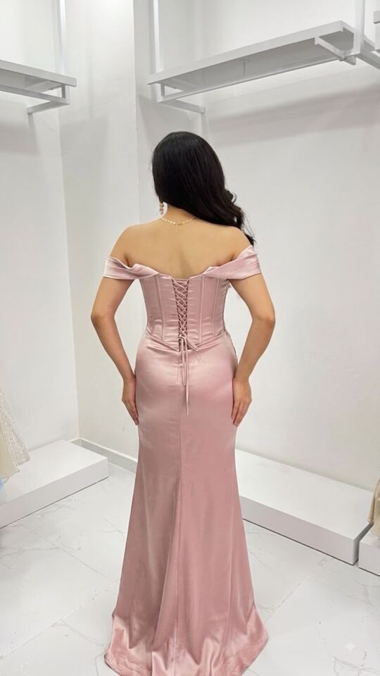 PEMBE DÜŞÜK KOL STRAPLEZ KORSE GÖRÜNÜMLÜ TAŞLI ABİYE