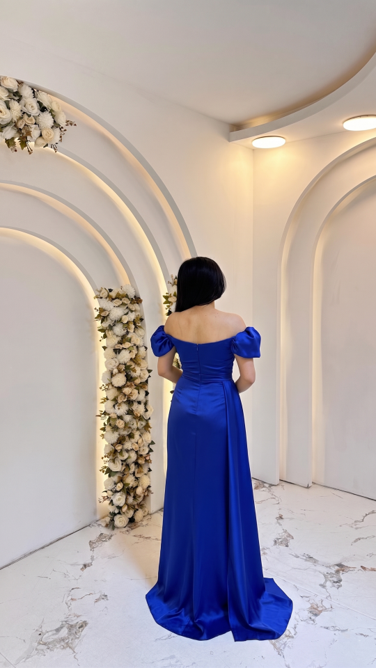 SAKS MAVİSİ DÜŞÜK OMUZ DRAPELİ YIRTMAÇ ABİYE 40