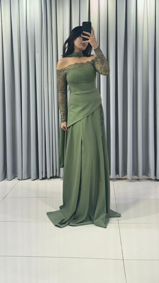 Omuzları açıkta bırakan (kayık yaka) ve uzun kolları dantel Katmanlı ve asimetrik kesimli uzun, dökümlü bir etek formuna  Yeşil Abiye elbise 44