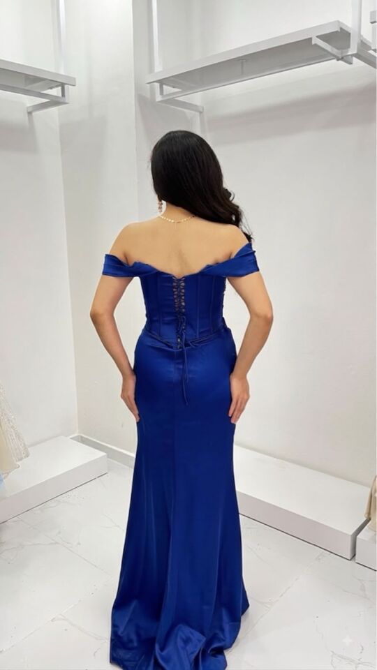 SAKS MAVİ DÜŞÜK KOL STRAPLEZ KORSE GÖRÜNÜMLÜ TAŞLI ABİYE 38