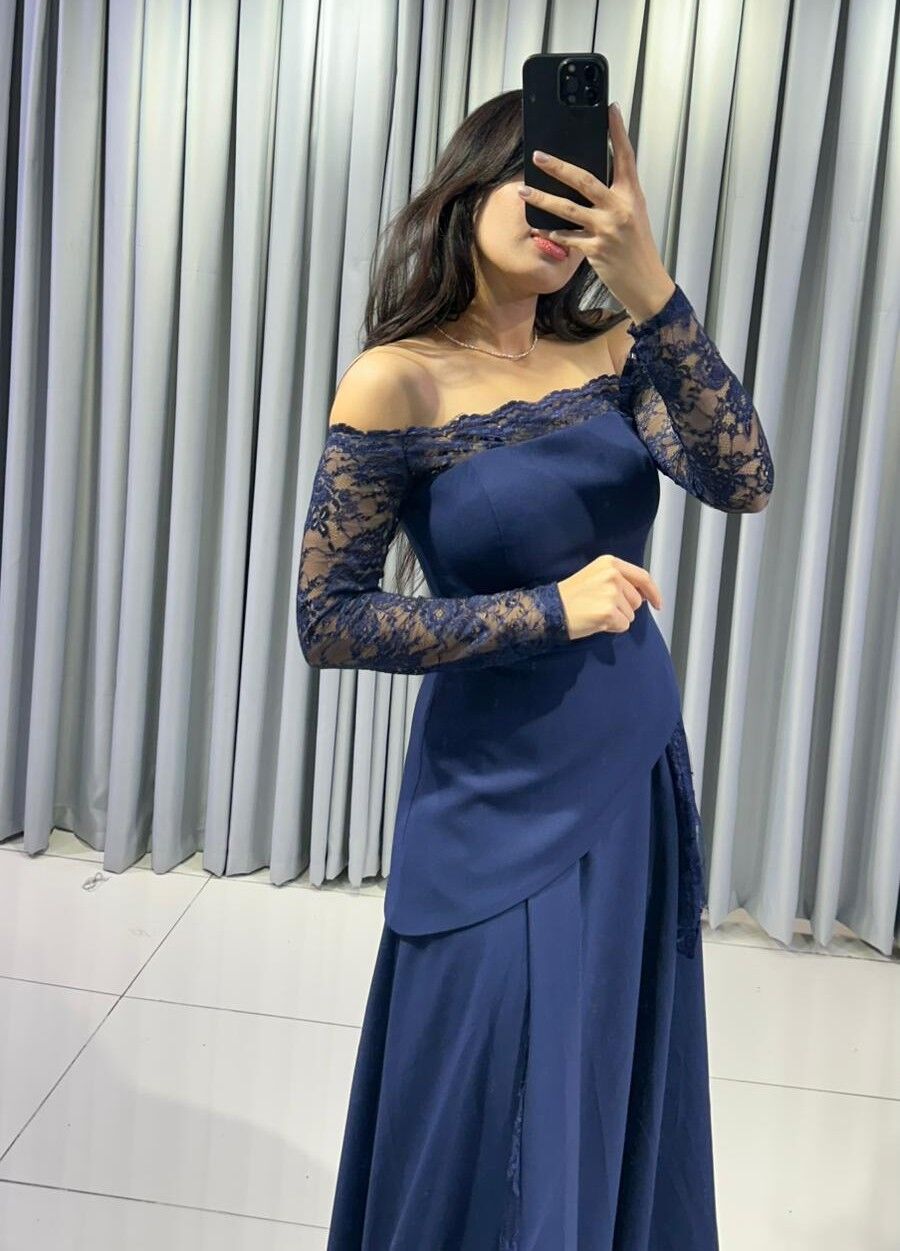 Omuzları açıkta bırakan (kayık yaka) ve uzun kolları dantel Katmanlı ve asimetrik kesimli uzun, dökümlü bir etek formuna  Lacivert Abiye elbise 44