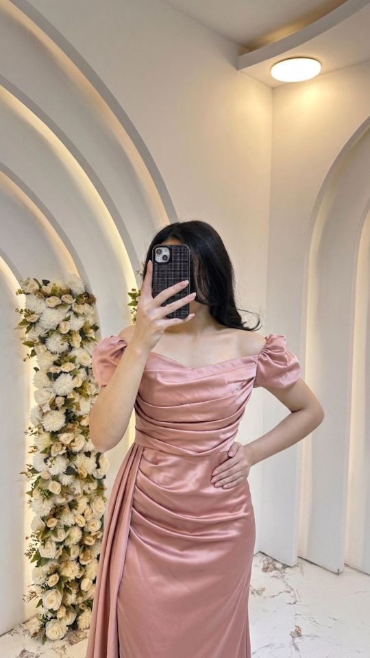 PEMBE DÜŞÜK OMUZ DRAPELİ YIRTMAÇ ABİYE 42