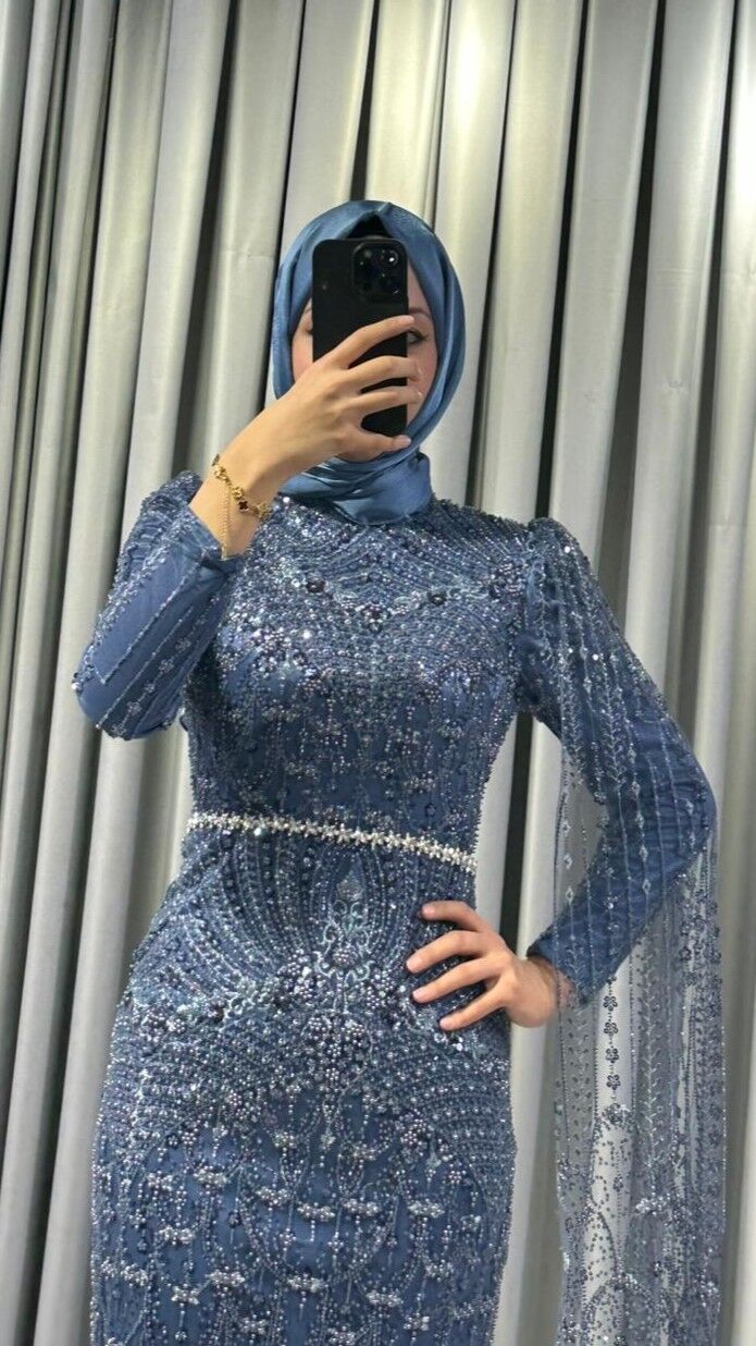 Baştan sona yoğun boncuk ve pul işlemeleri Vücuda oturan, düz inen (sütun/balık) silüet İnce, incili bir kemer ile tamamlanmış Buz mavisi  Abiye 46