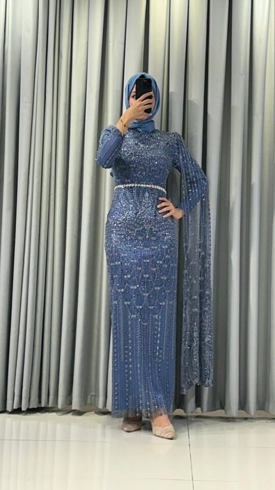 Baştan sona yoğun boncuk ve pul işlemeleri Vücuda oturan, düz inen (sütun/balık) silüet İnce, incili bir kemer ile tamamlanmış Buz mavisi  Abiye 46