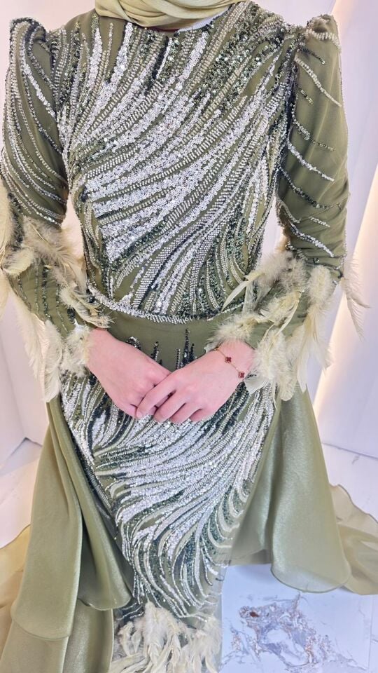 Pul payet işlemeli ve balık kesim Omuz ve bilek kısımlarında tüy/kuş tüyü detayları ve arkadan sarkan, yere kadar uzanan saten kumaştan kuyruk uzun kollu ve hakim yaka Yeşil Abiye 46