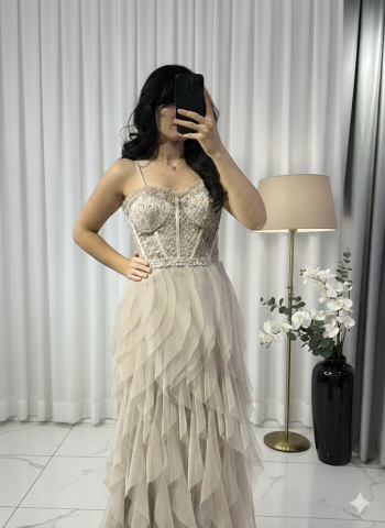 İnce Askılı Mendil fırfırlı Tül detaylı korseli üzerinde mink boncuk taş işlemeli uzun maksi boy  Bej ABİYE 42