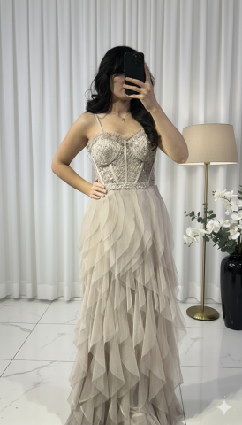 İnce Askılı Mendil fırfırlı Tül detaylı korseli üzerinde mink boncuk taş işlemeli uzun maksi boy  Bej ABİYE 42