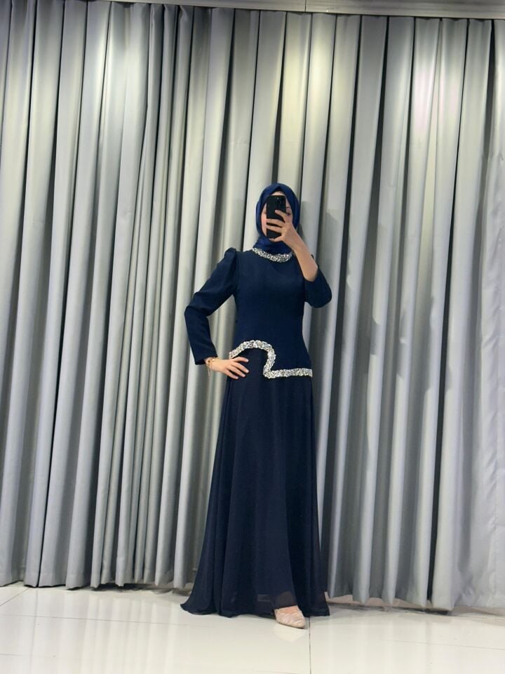 Yüksek yaka ve bel/göğüs altı kısmında parlak taş/pul işlemeler gümüşi/beyaz tonlarda) bulunmaktadır Şık  Siyah  Abiye Elbise 44