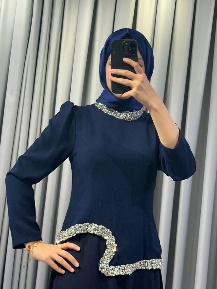 Yüksek yaka ve bel/göğüs altı kısmında parlak taş/pul işlemeler gümüşi/beyaz tonlarda) bulunmaktadır Şık Lacivert Abiye Elbise 44