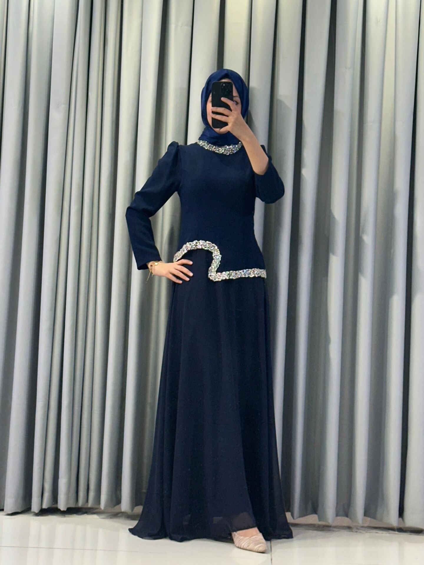 Yüksek yaka ve bel/göğüs altı kısmında parlak taş/pul işlemeler gümüşi/beyaz tonlarda) bulunmaktadır Şık Lacivert Abiye Elbise 44