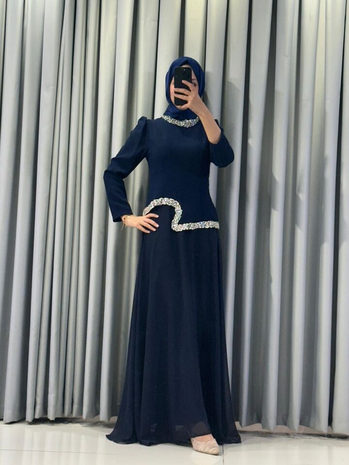 Yüksek yaka ve bel/göğüs altı kısmında parlak taş/pul işlemeler gümüşi/beyaz tonlarda) bulunmaktadır Şık Lacivert Abiye Elbise 44