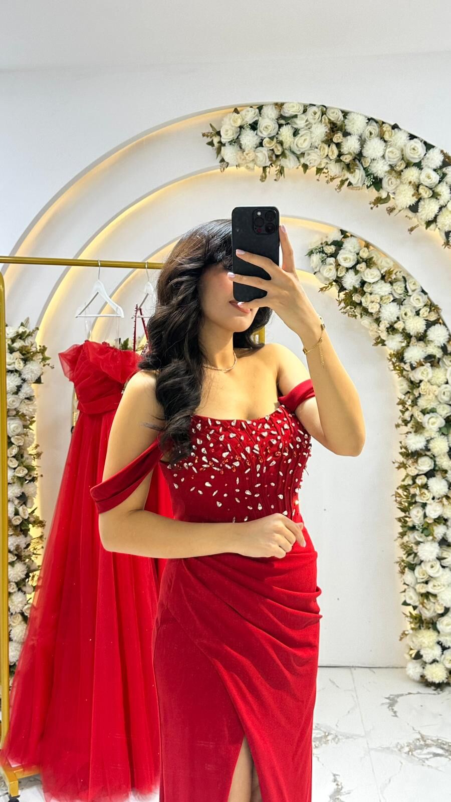 Boncuk ve taş işlemeli korse  Kırmızı, omuzları açık, uzun bir Abiye elbisedir. 44