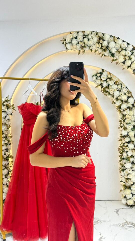 Boncuk ve taş işlemeli korse  Kırmızı, omuzları açık, uzun bir Abiye elbisedir. 44