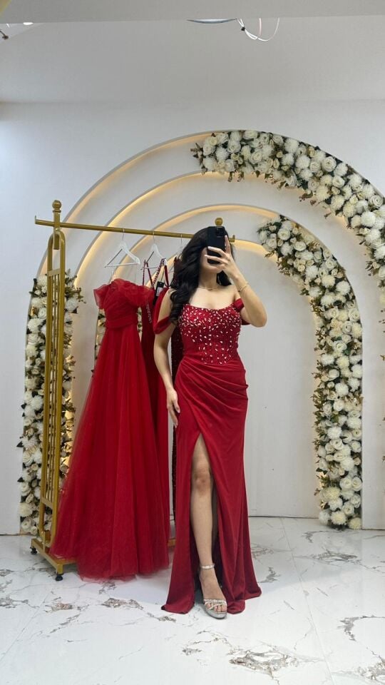 Boncuk ve taş işlemeli korse  Kırmızı, omuzları açık, uzun bir Abiye elbisedir. 44