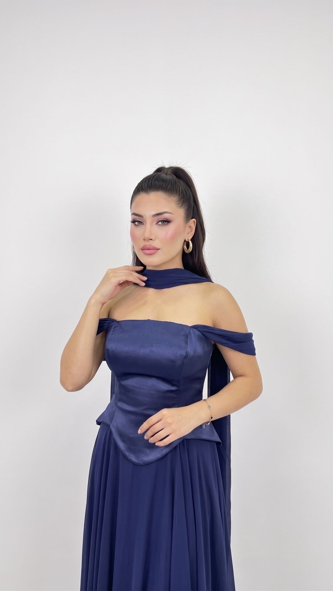 LACİVERT FULARLI DÜŞÜK KOL ÜST SATEN ALT ŞİFON ABİYE 42