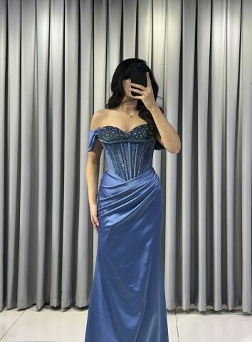 Saten Kolları düşük özel tasarım yırtmaçlı göğüs taş işlemeli  Mavi ABİYE 44