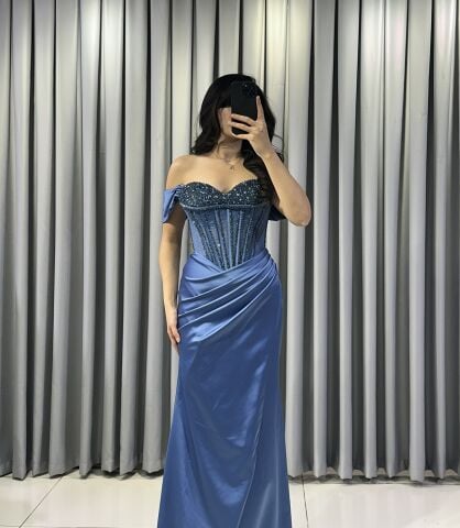 Saten Kolları düşük özel tasarım yırtmaçlı göğüs taş işlemeli  Mavi ABİYE 44