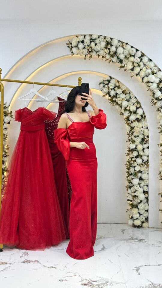 Omuzları açıkta bırakan, mücevher detaylı askılara sahiptir Uzun, puf etkili manşetli kol detaylı Vücudu saran ve aşağı doğru düz inen, klasik balık Kırmızı Abiye 44