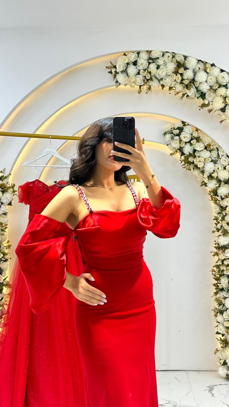 Omuzları açıkta bırakan, mücevher detaylı askılara sahiptir Uzun, puf etkili manşetli kol detaylı Vücudu saran ve aşağı doğru düz inen, klasik balık Kırmızı Abiye 44