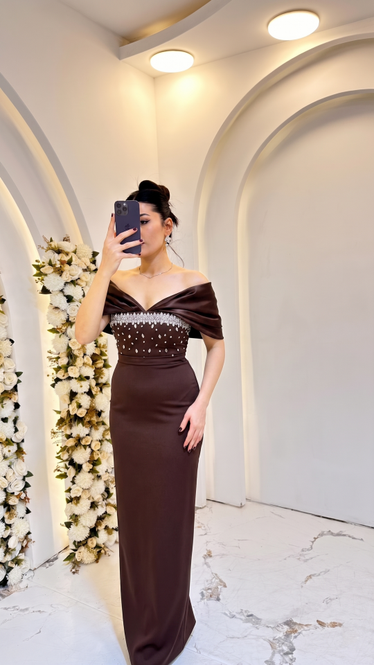 KAHVERENGİ KAYIK YAKA TAŞ DETAYLI DAR KESİM ABİYE