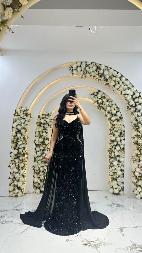 UZUN PAYETLİ ŞİFON PELERİNLİ SİYAH ABİYE  42