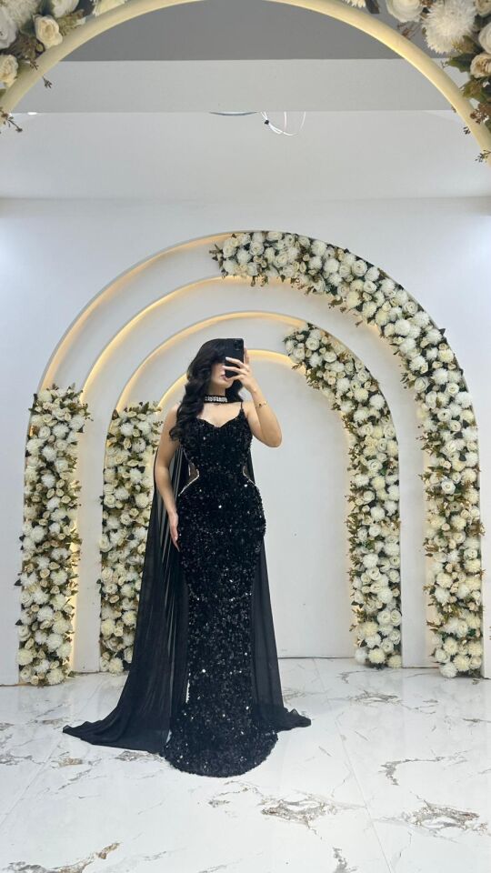 Uzun, payetli  İnce askılı korse kesim, vücuda oturan balık etek ve omuzlardan sarkan tül/şifon pelerin detaylı Siyah Abiye 42