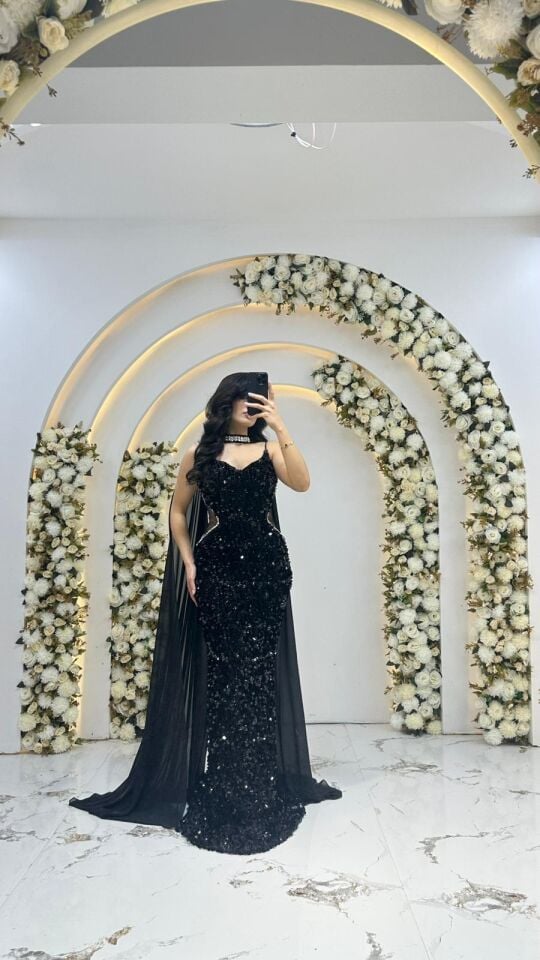 UZUN PAYETLİ ŞİFON PELERİNLİ SİYAH ABİYE 42