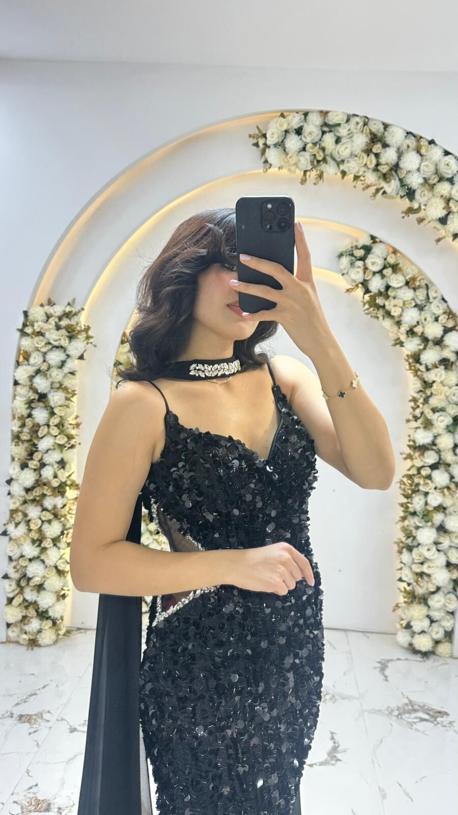 Uzun, payetli  İnce askılı korse kesim, vücuda oturan balık etek ve omuzlardan sarkan tül/şifon pelerin detaylı Siyah Abiye 42