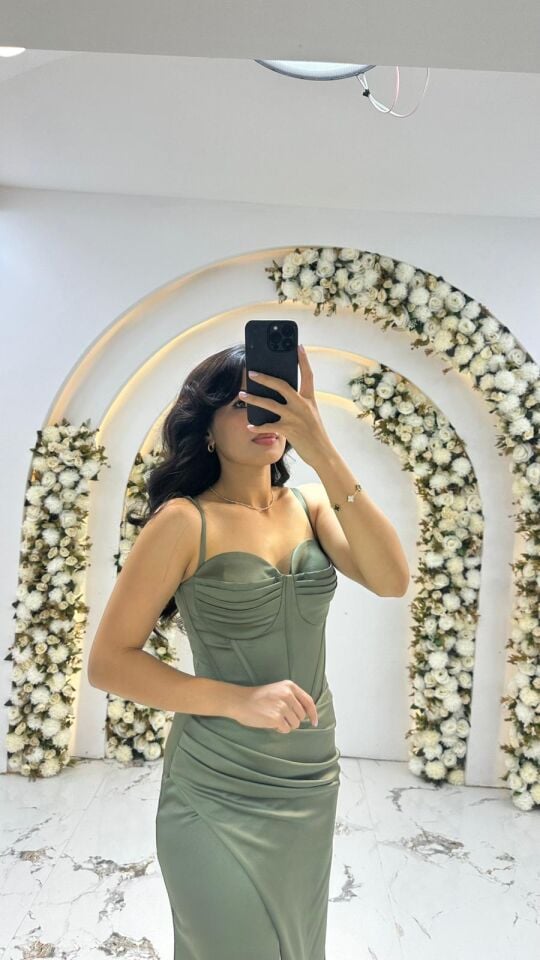 Saten kumaştan Beden kısmında büstiyer/korse tarzı, destekli ve drapeli Eteğin ön kısmında yukarı doğru uzanan derin bir yırtmaç Omuzlarda ince askılar Haki Yeşili 42