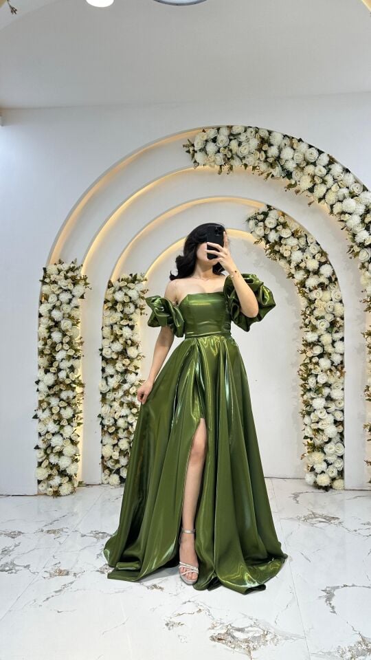 Kabarık, puf kollar Yeşil Abiye  omuzları açıkta bırakan Saten  ipeksi parlaklığa sahip kumaş türü. 42